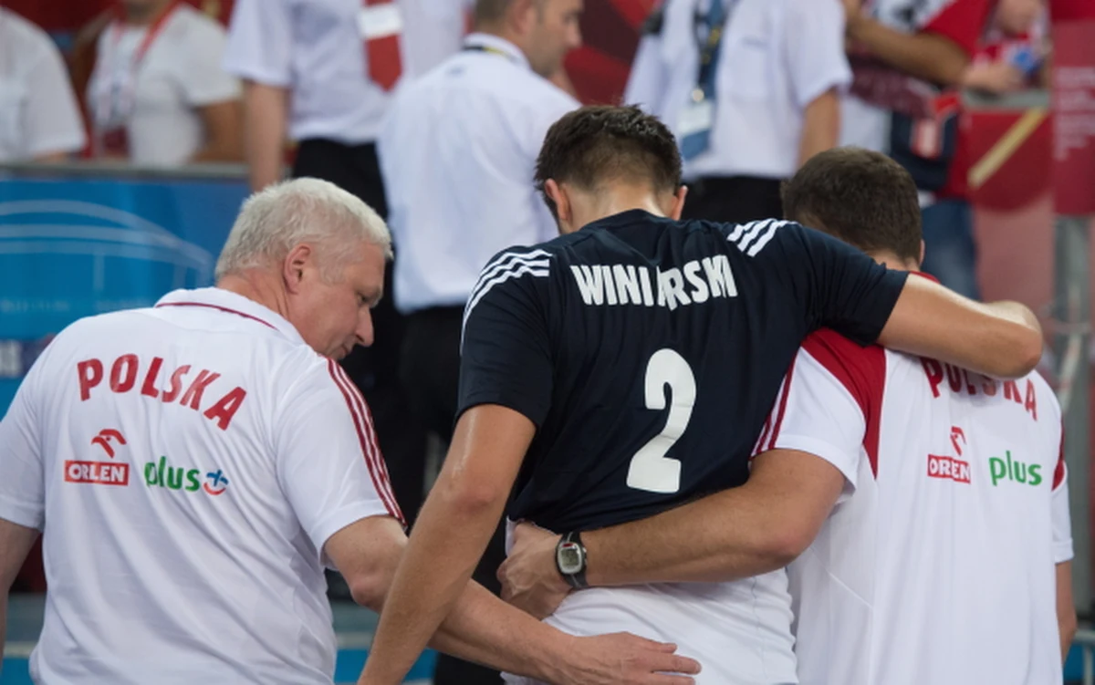 Michał Winiarski nie zagra w dzisiejszym meczu siatkarskich mistrzostw świata z Francją - potwierdza sztab naszej kadry. Wczoraj zawodnik opuścił parkiet z bólem pleców. Poza meczową dwunastką znalazł się także libero Krzysztof Ignaczak. Spotkanie w łódzkiej Atlas Arenie rozpocznie się o 20.25. 