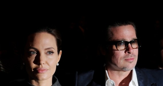 Coraz więcej szczegółów na temat ślubu Brada Pitta i Angeliny Jolie, który odbył się w tajemnicy we Francji - ujawnia nadsekwańska prasa bulwarowa. Według niej sławni hollywoodzcy aktorzy zagwarantowali sobie wzajemną wierność w kontrakcie małżeńskim.