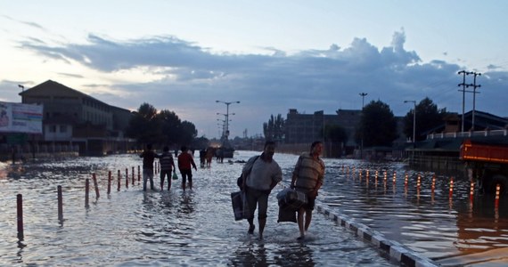 Katastrofalna powódź w południowo-zachodnich Chinach. Zginęło co najmniej 19 osób, a 20 uznano za zaginione. Ewakuowano prawie ćwierć miliona ludzi. Według prognoz - obfite deszcze w tym regionie ustąpią dopiero za kilkanaście godzin.