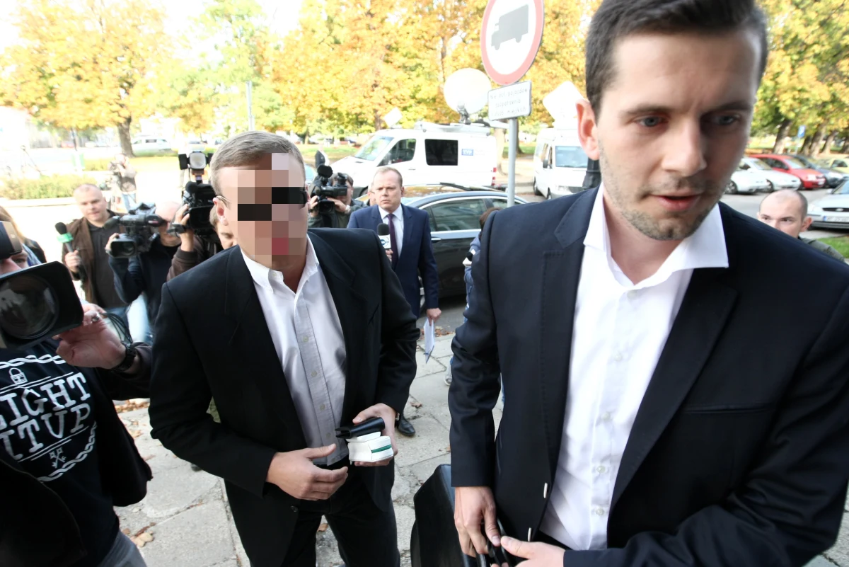 Robert N., znany też jako "Frog", usłyszał dwa zarzuty w sprawie pirackiej jazdy po Warszawie i na drodze pod Kielcami. Dotyczą one sprowadzenia bezpośredniego niebezpieczeństwa katastrofy w ruchu lądowym. Wobec mężczyzny zastosowano dozór policji, poręczenie majątkowe oraz nakaz powstrzymywania się od kierowania pojazdami mechanicznymi. "Frogowi" grozi do 8 lat więzienia.