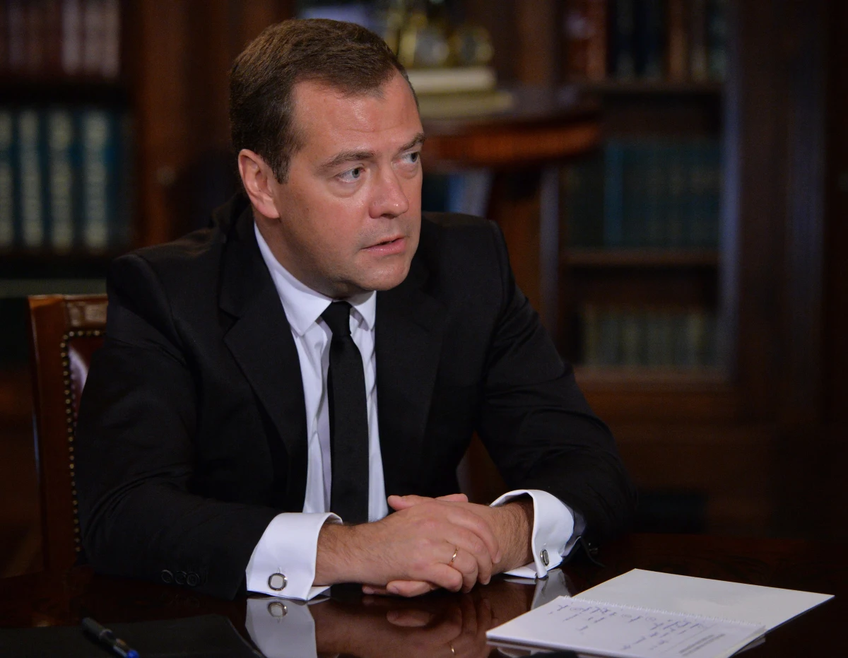 Premier Rosji Dmitrij Miedwiediew ostrzegł Ukrainę, że jeśli będzie niejawnie wcielać w życie umowę o stowarzyszeniu z Unią Europejską, to utraci preferencje, jakie daje jej udział w strefie wolnego handlu z Rosją. Zażądał też "należytego spisania" uzgodnień, poczynionych w piątek przez Rosję, UE i Ukrainę podczas rozmów w Brukseli. "W danej sytuacji pisemna deklaracja, to za mało. Konieczne jest, aby w jakiś sposób na strony zostały nałożone zobowiązania" - podkreślił premier podczas narady ze swoimi zastępcami.