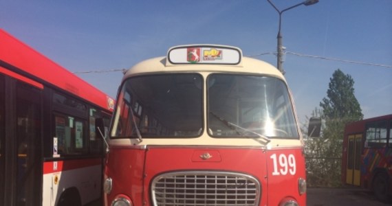 Ma ponad 40 lat i wciąż jest bezimienny. Autobus z 1972-go  roku o charakterystycznych okrągłych rysach odrestaurowali mechanicy z lubelskiego Miejskiego Przedsiębiorstwa Komunikacyjnego. Ogłoszono też konkurs na imię dla tej zabytkowej maszyny. 