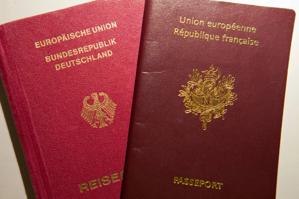 Francuski rząd chce za wszelka cenę powstrzymać masowe werbowanie przez terrorystów z Państwa Islamskiego muzułmanów w podparyskich imigranckich gettach, skąd są oni wysyłani do Syrii. W Zgromadzeniu Narodowym ruszyła debata nad kontrowersyjnym projektem ustawy, który zakłada zabieranie paszportów i dowodów osobistych francuskim muzułmanom podejrzanym o chęć przyłączenia się do islamskich ekstremistów walczących w Syrii.