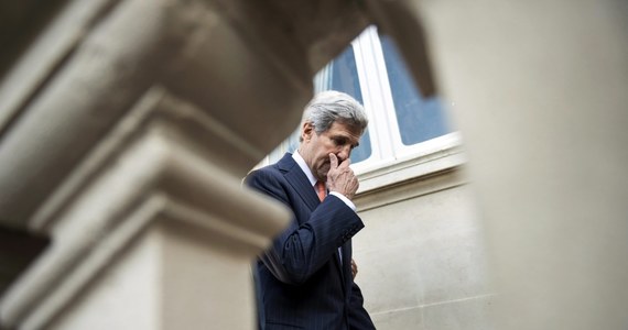 Stany Zjednoczone nie koordynują z Iranem swych działań - oświadczył w Paryżu amerykański sekretarz stanu John Kerry. Odpowiedział w ten sposób na twierdzenia władz w Teheranie. Irański przywódca duchowo-religijny Ali Chamenei podał, że Teheran odrzucił prośbę Stanów Zjednoczonych o współpracę w walce z dżihadystami z Państwa Islamskiego w Iraku.