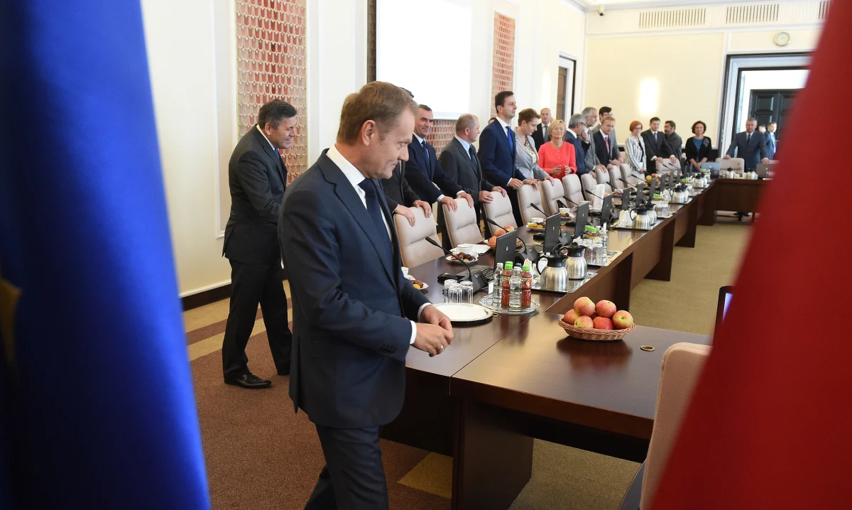 Analizując przecieki i domysły wokół składu przyszłego rządu nie sposób uniknąć pytania, czy o powołaniu na ministrów decydują umiejętności i przydatność do realizowania zamierzeń, czy tylko wewnętrzny układ sił w PO i przygotowanie partii do kolejnych wyborów. Nie da się też uciec od odpowiedzi, że raczej - kosztem sprawności działania państwa - to drugie.