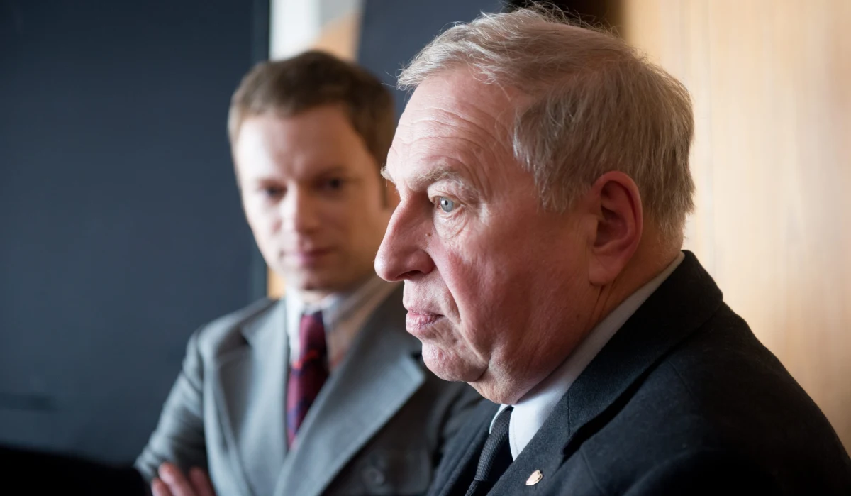 Na Festiwalu Filmowym w Gdyni odbyła się uroczysta premiera filmu "Obywatel" w reżyserii Jerzego Stuhra. To historia Jana Bratka, który był i w partii, i w "Solidarności", i blisko kościoła. Jest obywatelem podzielonego państwa. Jedni mają go za bohatera, inni za donosiciela. "To jest film rozliczeniowy, ja rozliczam się w imieniu mojego pokolenia z tym, co się z nami stało" - mówi w RMF FM Jerzy Stuhr. Główną rolę grają on i jego syn Maciej Stuhr, bo bohaterowi towarzyszymy od lat 50. do dziś.