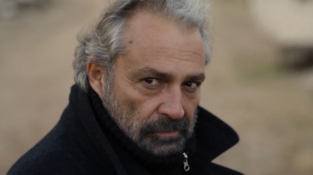 Bohaterem "Zimowego snu" jest były aktor (Haluk Bilginer), który wśród wzgórz Kapadocji prowadzi hotel. Bogaty, inteligentny, wykształcony, z piękną, młodą żoną u boku, jest dla biednych, żyjących w izolacji mieszkańców małej górskiej wioski przybyszem z innego świata. Kiedy skończy się sezon i hotel zapadnie w zimowy sen, współistnienie rożnych światów okaże się bardzo trudne.