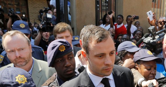 Kilka grup prawniczych wyraziło zaniepokojenie nasilającymi się atakami medialnymi na sędzię prowadzącą sprawę Oscara Pistoriusa, Thokozile Masipa. Proces paraolimpijczyka coraz bardziej dzieli społeczeństwo Republiki Południowej Afryki.