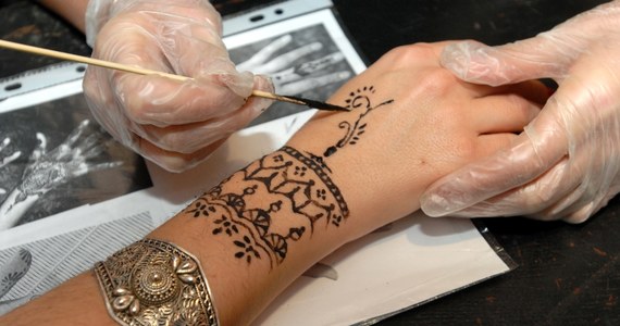 Do szpitali zgłasza się coraz więcej ofiar wakacyjnych tatuaży z henny - donosi "Rzeczpospolita". 