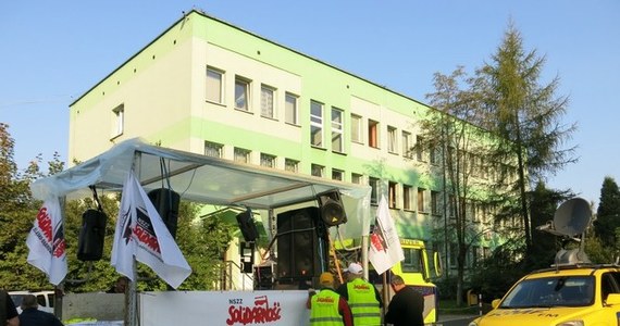 Przy dźwięku werbli i trąbek około 2 tysiąc osób maszeruje ulicami Katowic w obronie kopalni Kazimierz-Juliusz. Górnicza manifestacja przeniosła się z Sosnowca do stolicy województwa.