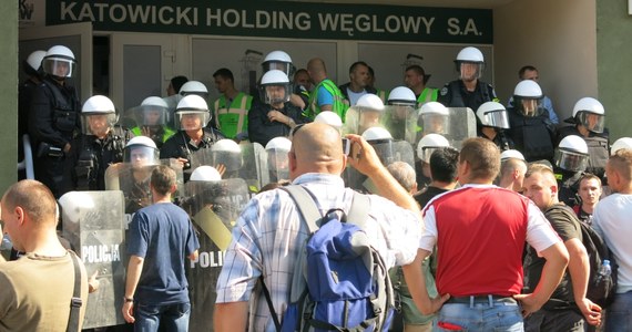 Około 30 policjantów stanęło na schodach budynku Katowickiego Holdingu Węglowego. Funkcjonariusze odepchnęli demonstrantów, którzy próbowali wtargnąć do środka. Pozostałą grupę górników otoczyli. 2 tysiące osób walczyło o przyszłość kopalni Kazimierz-Juliusz.