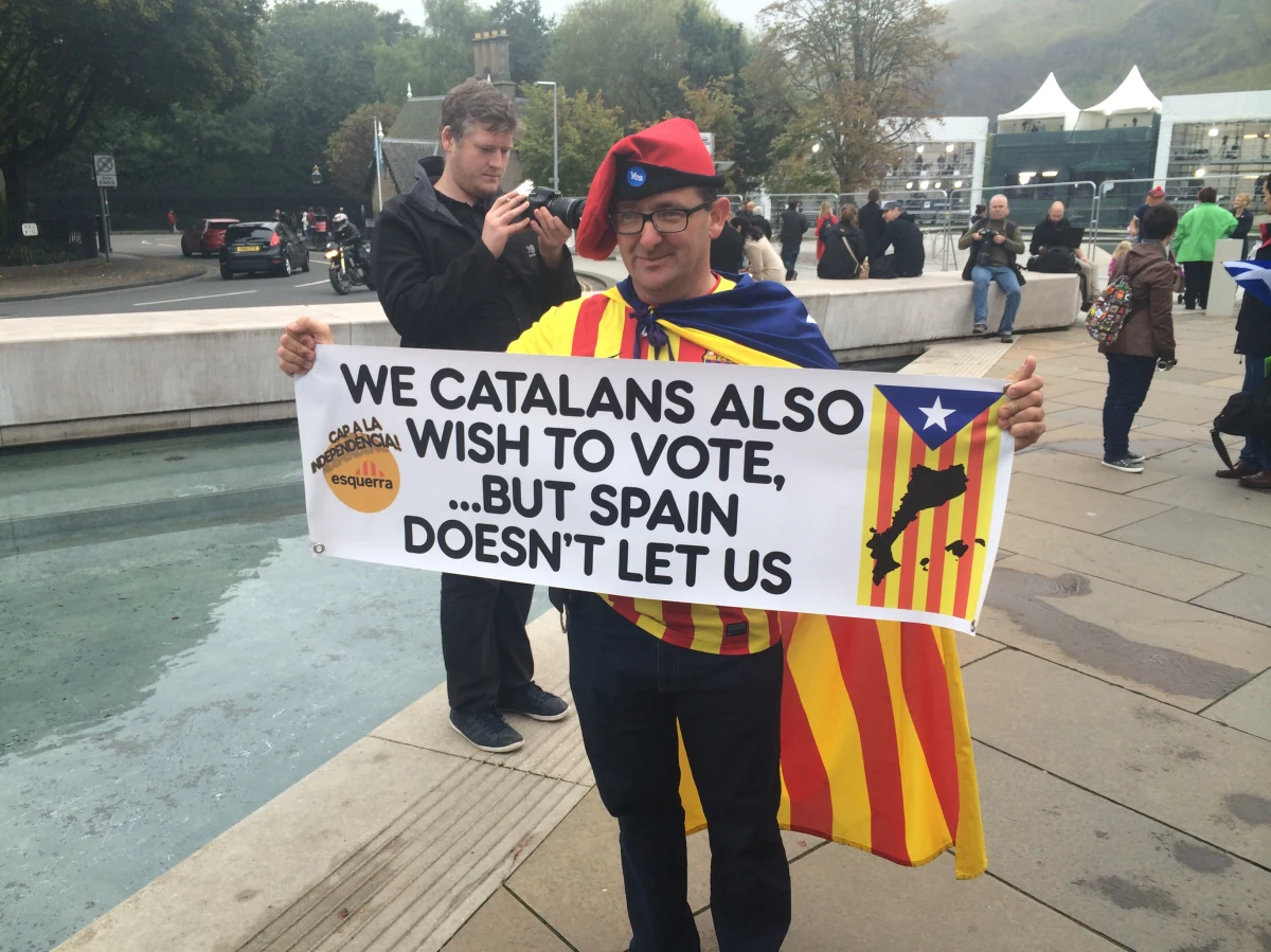 Przy okazji referendum niepodległościowego w Szkocji do Edynburga ściągnęli z całej Europy przedstawiciele innych nacji dążących do suwerenności. Przed szkockim parlamentem rozmawiał z nimi specjalny wysłannik RMF FM Krzysztof Berenda.