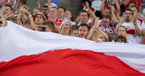 Rosyjski portal sports.ru przestrzega, że "Sbornę" w dzisiejszym meczu czeka nie tylko konfrontacja z polskimi siatkarzami, ale i z kilkunastoma tysiącami kibiców. Tych ostatnich opisano jako fanatyków, niszczących rywali hałasem. "Ci, którzy mają słabe nerwy, lepiej, żeby na to nie patrzyli" - radzi autor tekstu na rosyjskiej stronie.