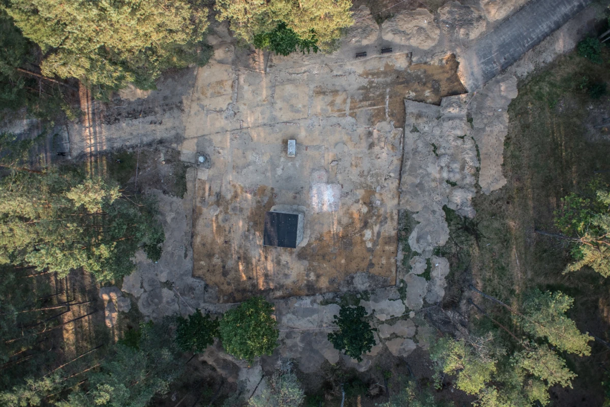 Archeolodzy prowadzący badania na terenie byłego hitlerowskiego obozu zagłady w Sobiborze odkryli pozostałości budynku, w którym mieściły się komory gazowe. "To odkrycie ma historyczne znaczenie, bo Niemcy usiłowali zatrzeć wszelkie ślady popełnionych zbrodni, a okazuje się, że jest materialny ślad ich czynów" - powiedziała rzeczniczka Muzeum na Majdanku Agnieszka Kowalczyk. 