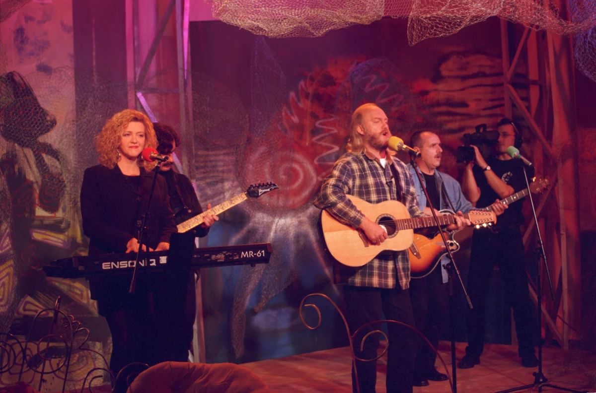 Znany muzyk Jan Hnatowicz z grupy "Pod Budą" został ciężko ranny po porażeniu prądem - dowiedział się reporter RMF FM. Do wypadku doszło wieczorem na próbie przed koncertem na zamku w Suchej Beskidzkiej w Małopolsce.