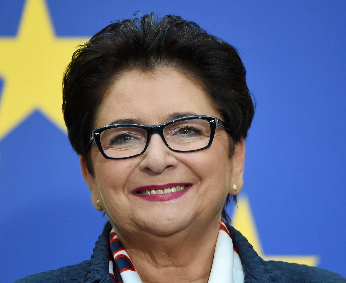 Kobieta na czele ministerstwa spraw wewnętrznych. W MSW Bartłomieja Sienkiewicza zastąpi Teresa Piotrowska, dobra znajoma nowej pani premier Ewy Kopacz. Panie świetnie znają się od kilkunastu lat. Teresa Piotrowska swoją przygodę z polityką zaczynała w Bydgoszczy. Zaprzysiężenie nowej Rady Ministrów zaplanowano na 22 września. 