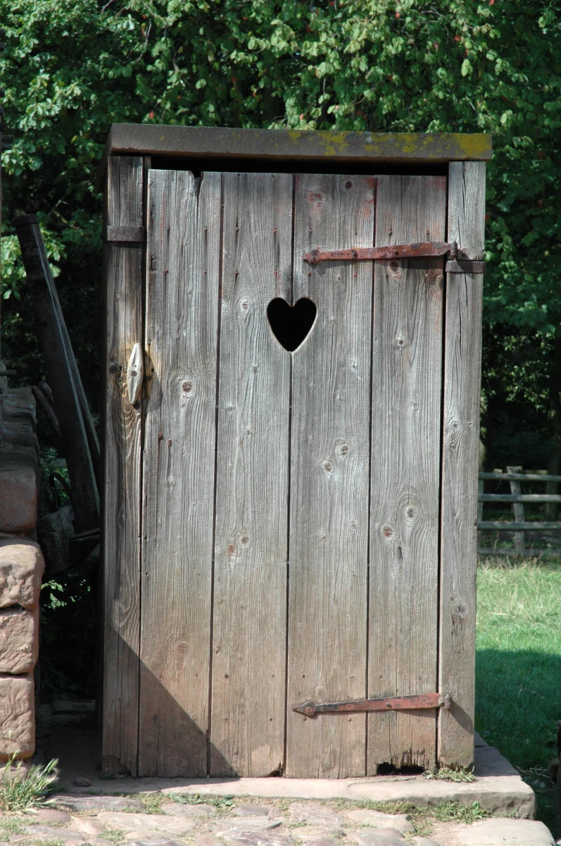 Jeżeli ktoś myślał, że biurokraci z Unii Europejskiej wymyślili już wszystkie idiotyczne przepisy mające uregulować nasze życie, jest w błędzie. W trosce o środowisko naturalne specjaliści z Komisji Europejskiej właśnie opracowali prawne ramy dla spłukiwania wody w toalecie. 