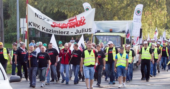 Załoga kopalni Kazimierz-Juliusz z Sosnowca nie ma odprowadzanych składek na ZUS. Taka sytuacja jest od kilku miesięcy. Jak dowiedział się nasz reporter Marcin Buczek - kopalnia, która ma problemy finansowe, nie zapłaciła ZUS-owi kilkunastu milionów złotych.