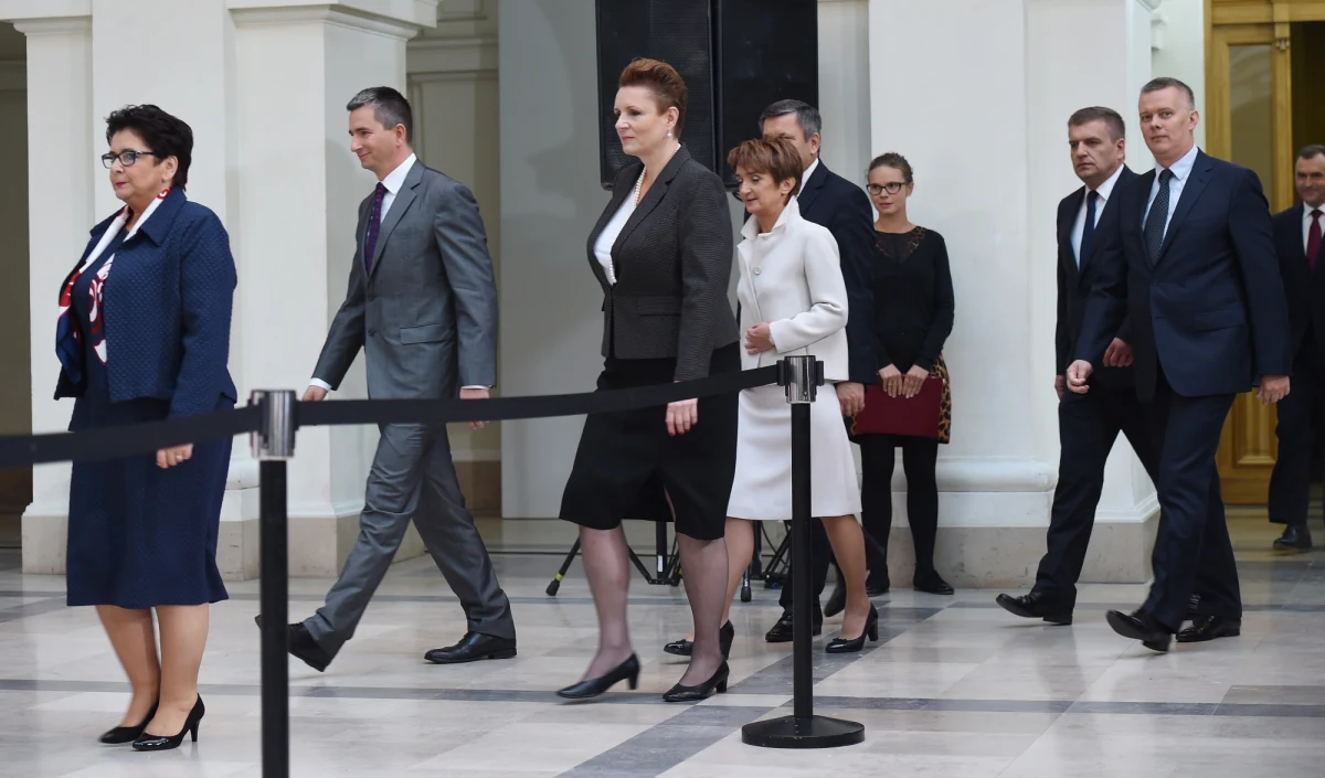 Teki rozdane, karty, którymi zagrała przyszła premier Ewa Kopacz - raczej znane, pora przyjrzeć się nowym postaciom w rządzie. Na 19 członków gabinetu - poza szefową - nowych postaci jest ledwo pięć. Największe zdziwienie wzbudziło chyba powierzenie piekielnie istotnych resortów - MSW i MIR - dwóm paniom: Teresie Piotrowskiej i Marii Wasiak.