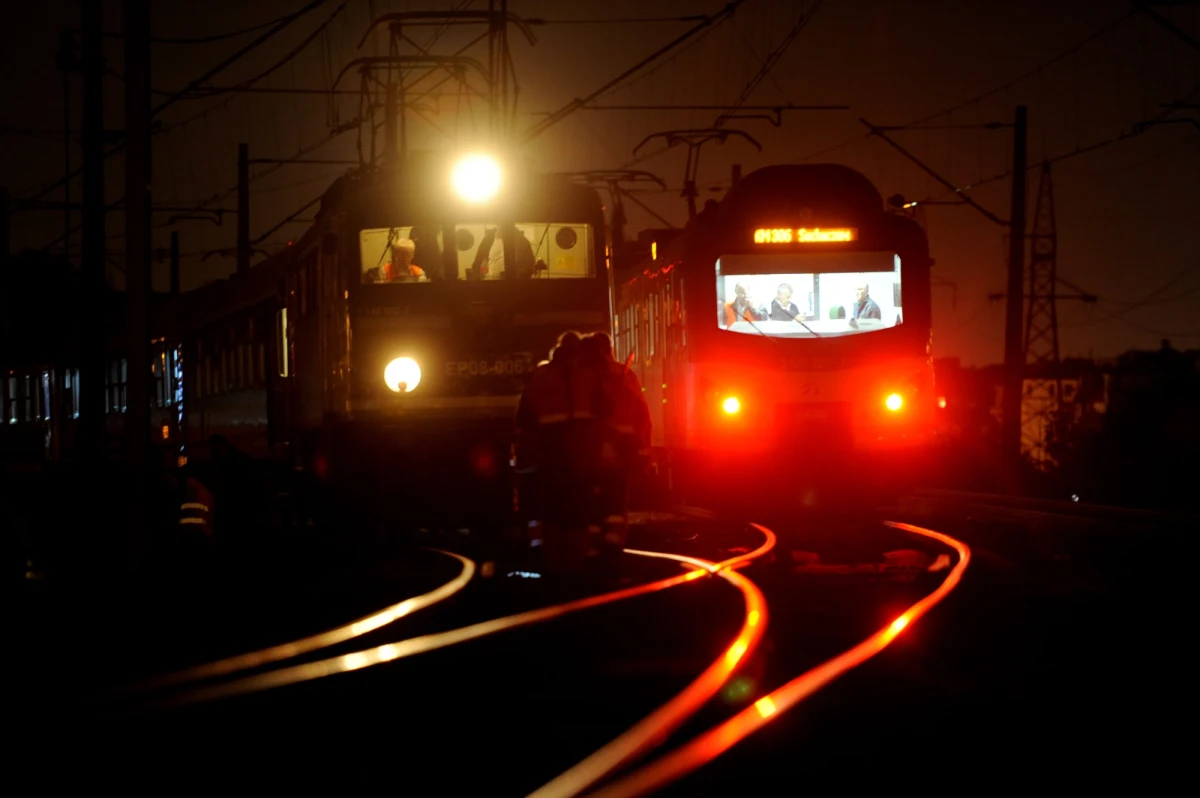 Wstępnie wiadomo, dlaczego wczoraj dwa pociągi omal nie zderzyły się w Warszawie. Jak informuje reporter RMF FM Paweł Balinowski, jeden z maszynistów zignorował sygnał "stop". Sprawą zajmuje się już Państwowa Komisja Badania Wypadków Kolejowych.
