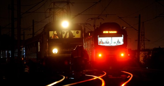 Wstępnie wiadomo, dlaczego wczoraj dwa pociągi omal nie zderzyły się w Warszawie. Jak informuje reporter RMF FM Paweł Balinowski, jeden z maszynistów zignorował sygnał "stop". Sprawą zajmuje się już Państwowa Komisja Badania Wypadków Kolejowych.