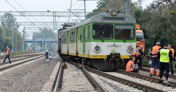 Pociąg relacji Warszawa-Skierniewice wykoleił się tuż przed stacją w Pruszkowie. Nikomu nic się nie stało, ale ruch na trasie podmiejskiej Warszawa Włochy - Grodzisk Mazowiecki jest wstrzymany. 