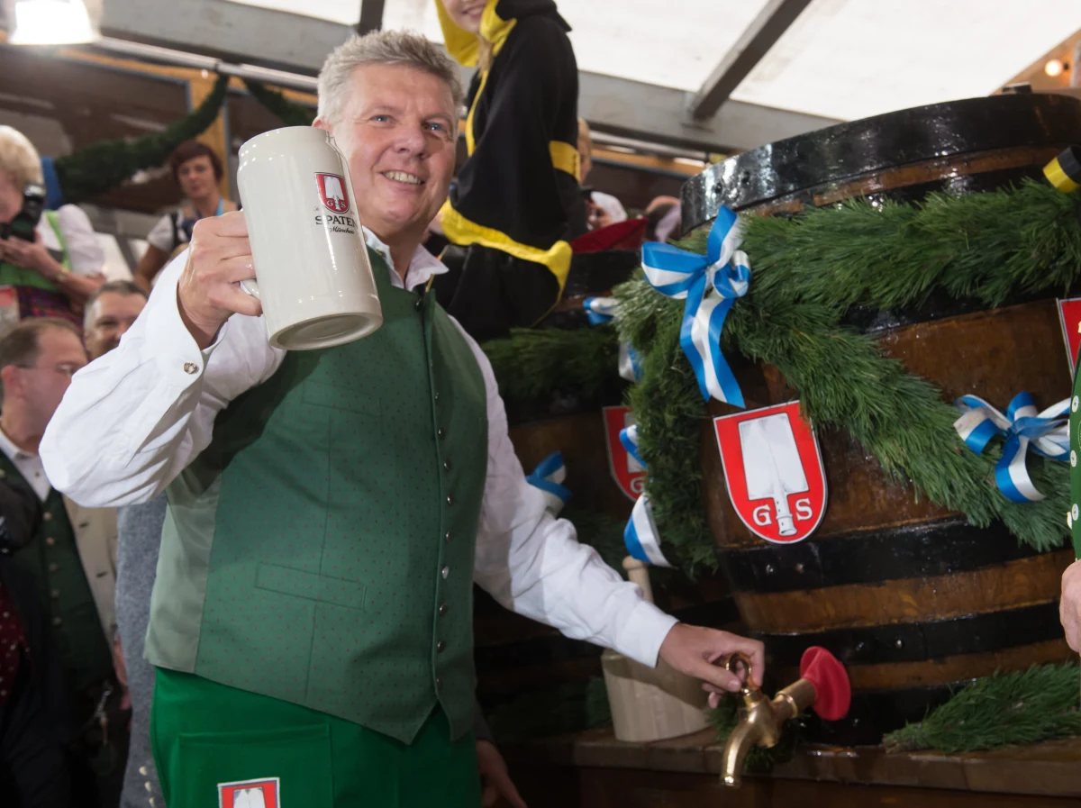 W Monachium rozpoczęło się 181. święto piwa - Oktoberfest. Zgodnie z tradycją w samo południe burmistrz stolicy Bawarii Dieter Reiter odszpuntował pierwszą beczkę. Organizatorzy największego festynu piwnego na świecie spodziewają się 6 mln gości. 