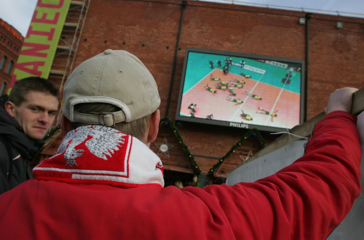 4 osoby za pomocą internetu nielegalnie udostępniały sygnał z platform cyfrowych, narażając firmy na straty sięgające co najmniej 6 milionów złotych. Cała czwórka trafiła do aresztu. O ich dalszym losie zdecyduje sąd.