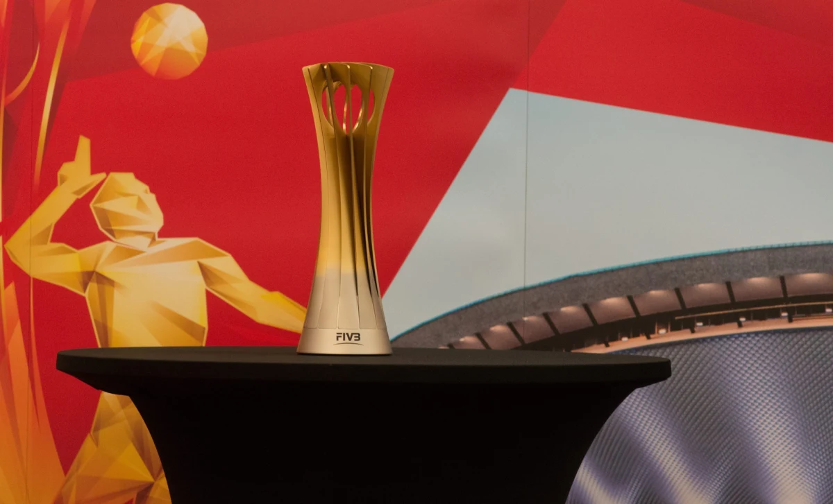 Kibice zmierzający do Spodka na mecze półfinałowe mistrzostw świata siatkarzy mogą sobie zrobić zdjęcie z pucharem, który dzień później zostanie wręczony zwycięzcy turnieju. Równocześnie z trofeum do Spodka przybyli broniący złota Brazylijczycy. 