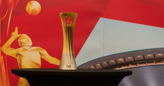 Kibice zmierzający do Spodka na mecze półfinałowe mistrzostw świata siatkarzy mogą sobie zrobić zdjęcie z pucharem, który dzień później zostanie wręczony zwycięzcy turnieju. Równocześnie z trofeum do Spodka przybyli broniący złota Brazylijczycy. 