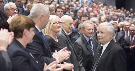 "Nasza deklaracja samorządowa to zobowiązanie do służby, ale też zespół postulatów do władz centralnych" - mówił prezes PiS Jarosław Kaczyński na konwencji samorządowej w Łodzi. "Ta misja może być najkrócej określona tak: słuchać ludzi - służyć ludziom, słuchać Polaków - służyć Polakom. (...) Nasza misja to jest służba" - podkreślił.