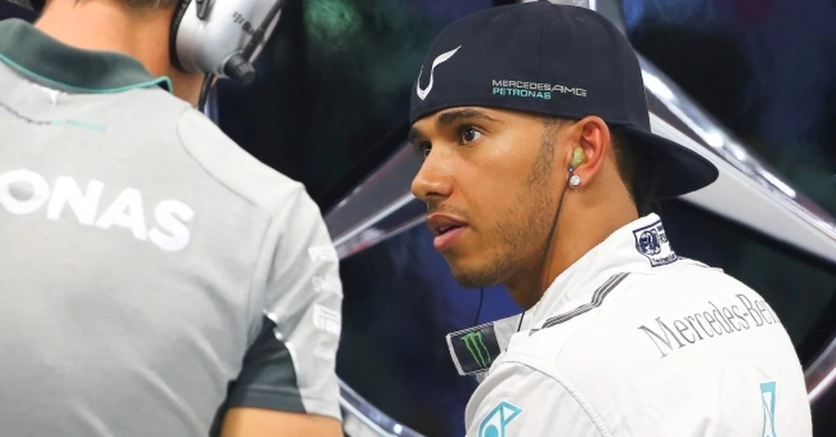 Lewis Hamilton wygrał wyścig o Grand Prix Singapuru, 14. eliminację mistrzostw świata Formuły 1. Brytyjczyk  wykorzystał problemy z bolidem prowadzącego Niemca Nico Rosberga i wyprzedził go w klasyfikacji generalnej. 