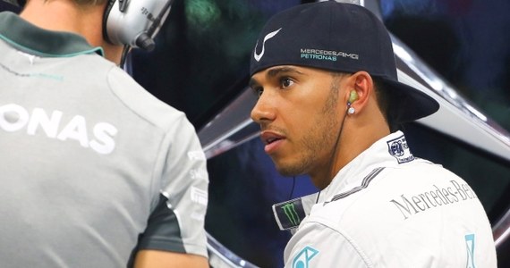 Lewis Hamilton wygrał wyścig o Grand Prix Singapuru, 14. eliminację mistrzostw świata Formuły 1. Brytyjczyk  wykorzystał problemy z bolidem prowadzącego Niemca Nico Rosberga i wyprzedził go w klasyfikacji generalnej. 