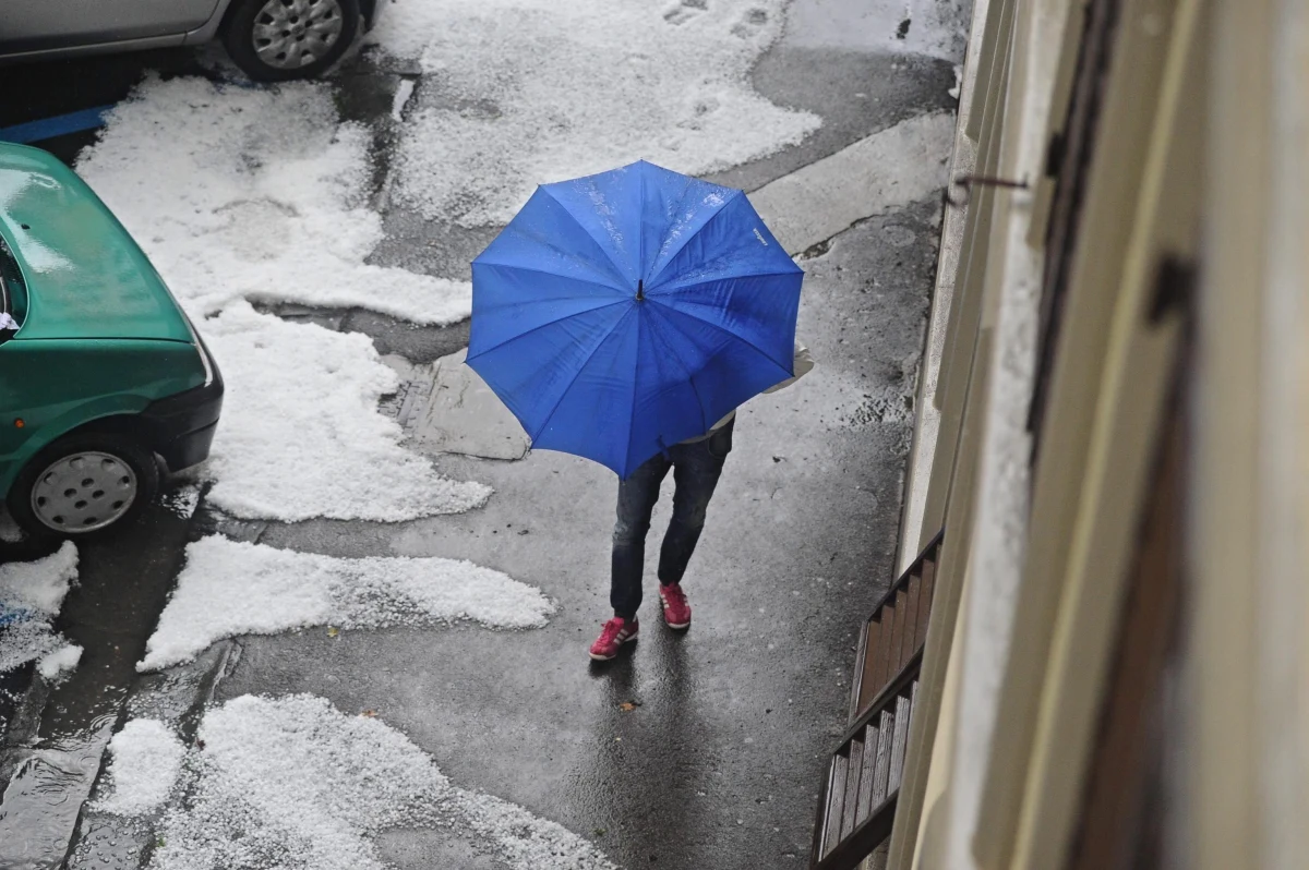 Lato niezaprzeczalnie chyli się ku końcowi i odchodzi do przeszłości, a jego miejsce zajmie jesień. Ta astronomiczna zawita do nas niebawem, bo już w najbliższy wtorek, 23 września dokładnie o godz. 4.29. Jaką aurę przyniesie? Synoptycy rozwiewają wszelkie złudzenia. Najbliższy tydzień upłynie pod znakiem wyraźnego ochłodzenia, sporych opadów deszczu, a w Tatrach oraz Sudetach ma poprószyć śnieg. Temperatura w żadnym regionie nie przekroczy 19 stopni Celsjusza.