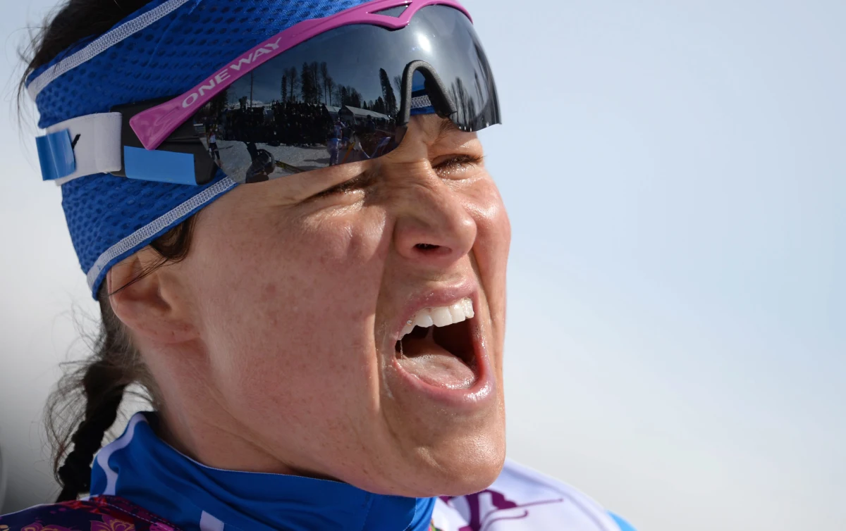 Fińska rywalka Justyny Kowalczyk w biegach narciarskich Aino-Kaisa Saarinen odniosła kontuzję podczas zgrupowania w Schladming w Austrii. Miejscowi lekarze stwierdzili złamanie jednej z kości prawej stopy.  