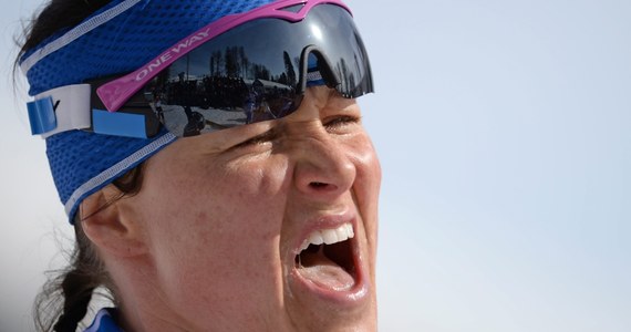 Fińska rywalka Justyny Kowalczyk w biegach narciarskich Aino-Kaisa Saarinen odniosła kontuzję podczas zgrupowania w Schladming w Austrii. Miejscowi lekarze stwierdzili złamanie jednej z kości prawej stopy.  
