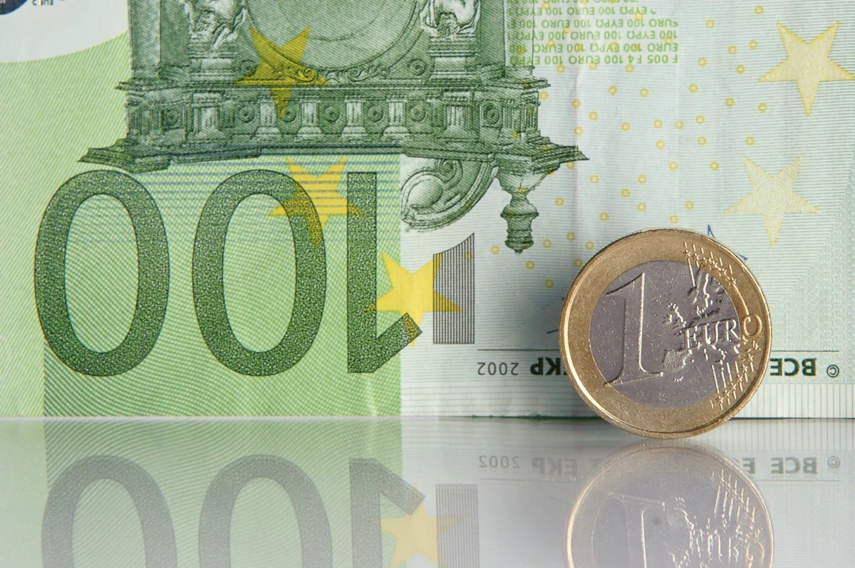 Gdzie na zachodzie można zarobić lepiej niż w Polsce? Jeden rzut oka na mapę europejskich płac wystarczy, by się przekonać, że… prawie wszędzie. Poza prowincjonalną Grecją i Portugalią wszędzie płace są znacznie wyższe niż w Polsce. W Szwajcarii, Skandynawii, Wielkiej Brytanii i Irlandii, we Francji, Niemczech, Austrii i na północy Włoch, pensje są wręcz uderzająco wyższe niż w naszym kraju, nawet jeśli weźmie się pod uwagę dużo wyższe koszty życia. 