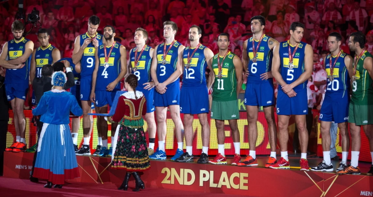 "Zasłużenie dotarliśmy do finału tegorocznego mundialu, który był imprezą niezwykle męczącą i obfitował w wiele wysokiej klasy zespołów. Już samo zakwalifikowanie się do czwartego z rzędu finału mistrzostw świata jest wydarzeniem historycznym" – podało po finałowym meczu siatkarskich mistrzostw świata Radio Brasil Central. "Mieliśmy wszystko, aby wygrać te mistrzostwa. Wydaje się, że zespół Rezende odzyskał siły i zawodnicy byli przygotowani na 100 proc. do najważniejszego w tym turnieju pojedynku. Jednak Polska po raz kolejny była silniejsza" – oceniła telewizja SporTV. 