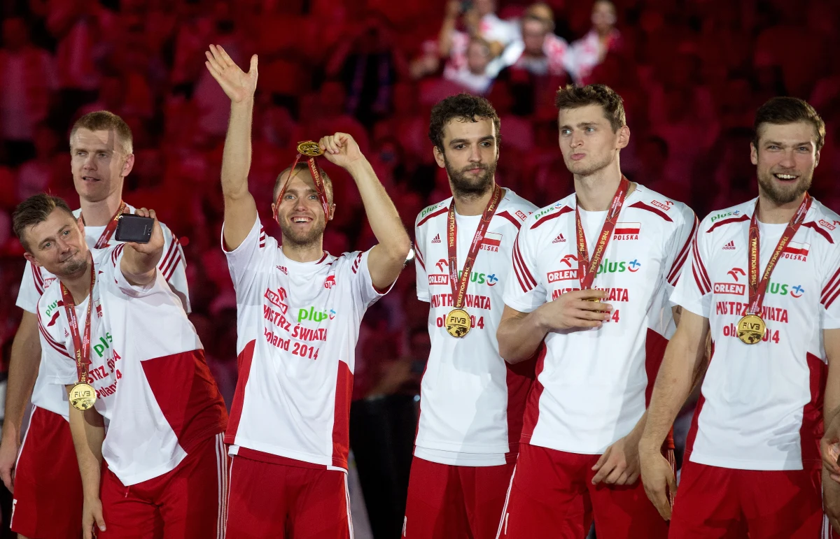 "Ten zespół z meczu na mecz grał coraz lepiej" - mówi w rozmowie z RMF FM Waldemar Wspaniały, były trener reprezentacji Polski. Jak stwierdził, mimo deklaracji trzech zawodników o zakończeniu kariery w reprezentacji, z młodymi siatkarzami "możemy być spokojni o przyszłość polskiej siatkówki".