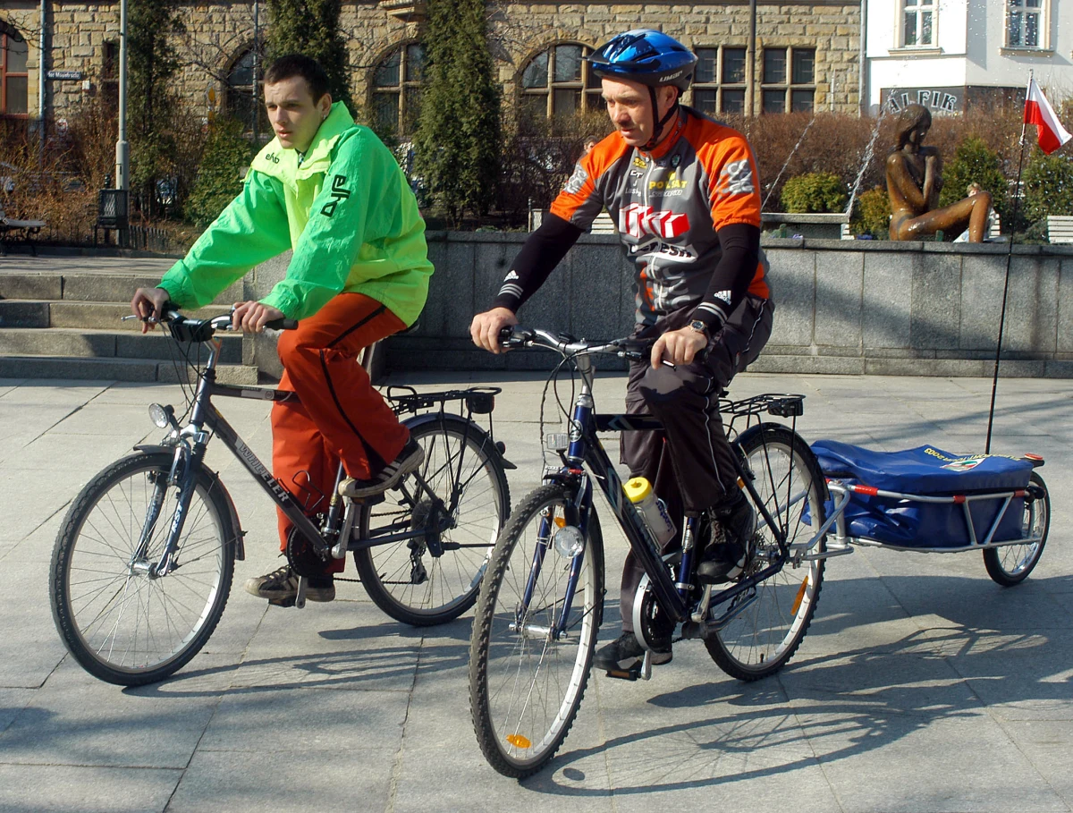Henryk Fortoński, kolarz szosowy  z Wałbrzycha, inwalida posługujący się protezą lewej nogi, wrócił po chorobie na kolarskie trasy. Sportowiec znany w swoim środowisku jako "Żelazny Henryk", przygotowuje się do wyścigu z Przemyśla do Świeradowa-Zdroju, najdłuższej jednoetapówki w Polsce. 