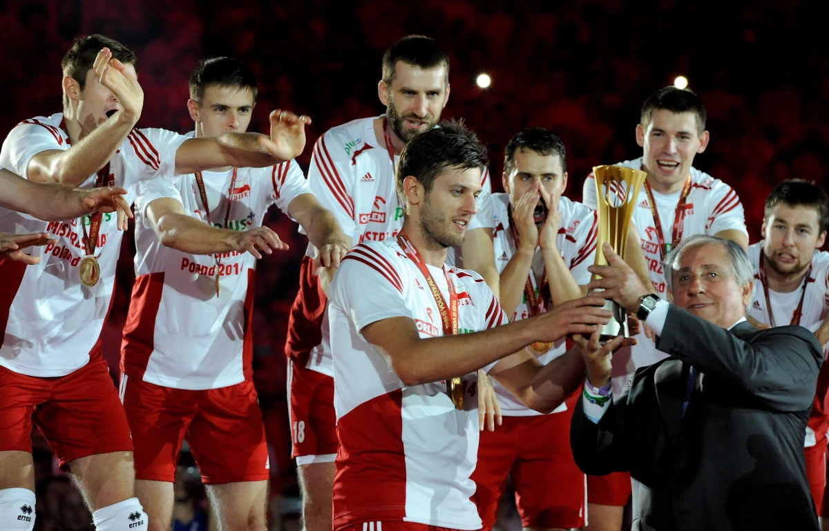 Michał Winiarski również postanowił zakończyć karierę w reprezentacji Polski - podaje TVP Sport. Na koniec rozmowy z dziennikarzem stacji, zapytany o to, czy on też planuje odejść z kadry siatkarz powiedział: "Ja też. Trzeba wiedzieć kiedy ze sceny zejść. Niepokonanym". Od wczoraj wiadomo, że z kadrą żegnają się Mariusz Wlazły, Paweł Zagumny, Krzysztof Ignaczak.