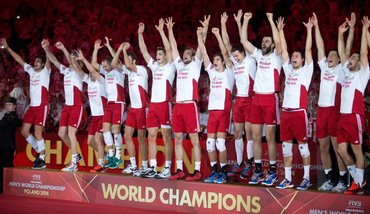 "Jak spada na boisko ostatnia piłka w finale mistrzostw świata, to najpierw jest uczucie szoku. Nie wiem nawet jak to opisać. To było na pewno coś cudownego" - mówił po fantastycznym meczu kapitan polskiej reprezentacji, Michał Winiarski. Tym samym spełniły się marzenia milionów kibiców. Polacy sięgnęli po złoto! Podziękujmy im - za emocje, determinację i fantastyczną grę - nie tylko w finałowym starciu z Brazylijczykami. 