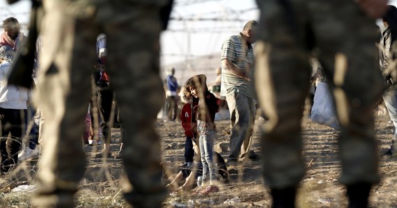Ponad 130 tys. syryjskich Kurdów uciekających przed ofensywą Państwa Islamskiego przekroczyło granicę z Turcją przez ostatnie trzy dni - powiedział turecki wicepremier Numan Kurtulmus. Rząd w Ankarze przygotowuje się na kolejnych uchodźców.