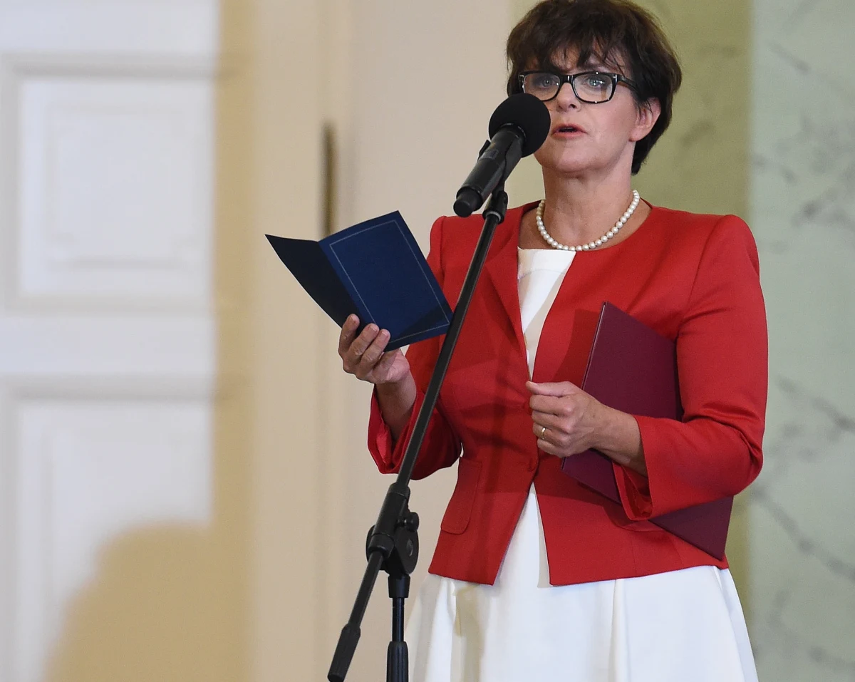 "Jeśli ktoś uważa, że deklaracja wiary jest dobrą propozycją, musi też uszanować deklaracje innych wiar. Wyobraźmy sobie, że na terenie tej samej szkoły spotyka się także Muzułmanin, Żyd i ateista i każdy podpisuje własną deklarację wiary. Ja naprawdę nie wiem, co na końcu z tego by było" - mówi minister edukacji Joanna Kluzik-Rostkowska, odpowiadając na pytania słuchaczy RMF FM. "Uważam, że szkoła powinna być światopoglądowo neutralna. To wynika wprost z konstytucji. Wszyscy, bez względu na przekonania, mamy takie same prawa i obowiązki" - tłumaczy.