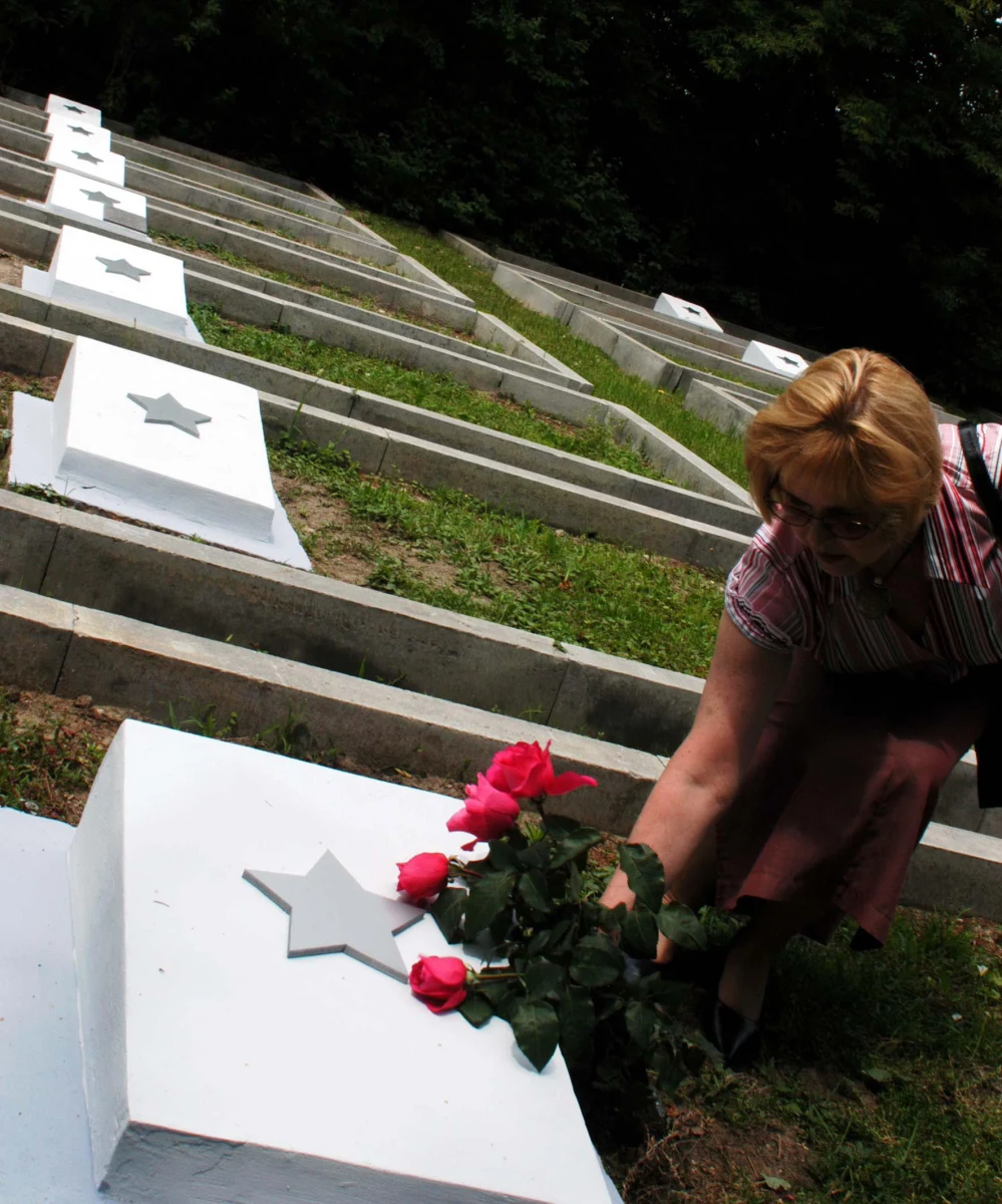 Do polskiej i chrześcijańskiej tradycji należy szacunek dla zmarłych, a więc także dla poległych i to również z tych armii, które niosły nam zagładę oraz zniewolenie. Trzeba jednak rozróżnić pomiędzy tą naturalną, opartą na wysokich wartościach moralnych i religijnych postawą, a bezkrytycznym powtarzaniem oraz utrwalaniem w spiżu, brązie, czy kamieniu fałszywego sloganu o "wyzwolicielskiej" Armii Czerwonej. Wcale nie został on po 1989 roku wyrzucony do lamusa, ale co pewien czas znajduje osoby i środowiska gotowe go bronić.