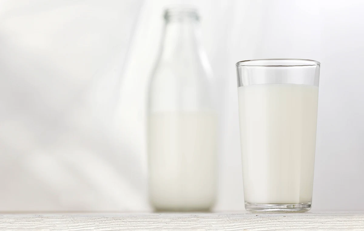 Białoruś znacznie zwiększyła import mleka z Polski. Ma to związek z rosyjskim embargiem na artykuły spożywcze z Zachodu. Mińsk zarabia na wprowadzonych restrykcjach, bo reeksportuje przetworzone mleko do Rosji. Na całej sytuacji zyskują też nasi rolnicy, bo - jak ustalił reporter RMF FM Krzysztof Zasada - eksportując na Białoruś rekompensują sobie cześć strat. 