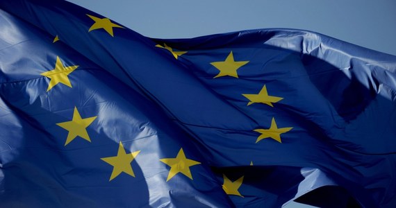 "30 września Europa zacznie wycofywać się z sankcji" -  prognozuje rosyjski "Kommiersant". Według dziennika, warunkiem ich zniesienia jest rozejm na Ukrainie. Gazeta powołuje się na informatorów z samej Unii Europejskiej. 