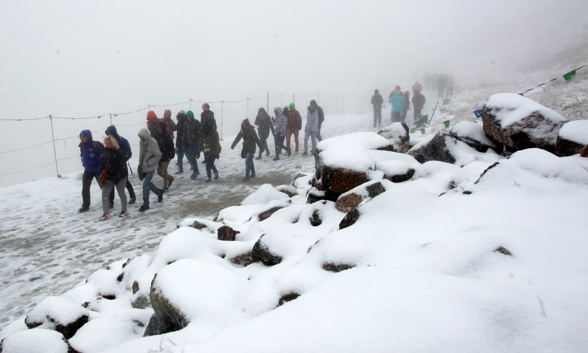 W Tatrach, w nocy z poniedziałku na wtorek spadł śnieg. Jego cienka warstwa pokrywa zbocza Kasprowego Wierchu i Giewontu. Śnieg leży od wysokości 1600 m n.p.m. Ale bez paniki... Ciepłe dni mają jeszcze wrócić. 