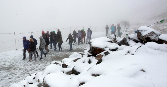 W Tatrach, w nocy z poniedziałku na wtorek spadł śnieg. Jego cienka warstwa pokrywa zbocza Kasprowego Wierchu i Giewontu. Śnieg leży od wysokości 1600 m n.p.m. Ale bez paniki... Ciepłe dni mają jeszcze wrócić. 
