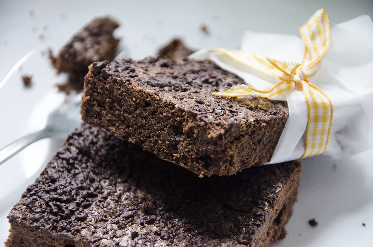 Brownie - amerykański klasyk. Z natury zakalec. Słodki, czekoladowy, mokry w środku. Zjesz - polubisz. I będziesz mieć ochotę na więcej!